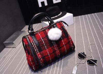 复古新风尚 2015春季新款格子包，绒球吊坠点亮穿搭