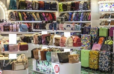 在箱包行业不景气下，他凭什么凭借化妆品批发脱颖而出？